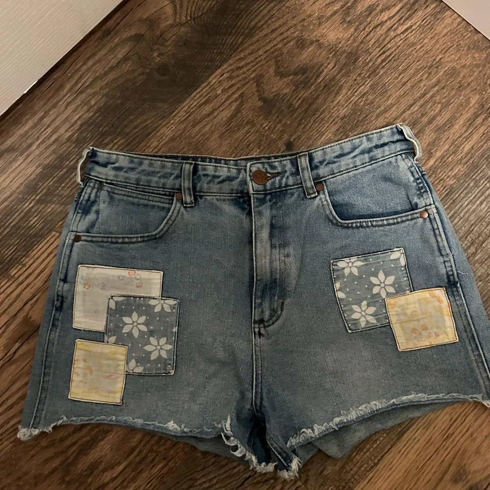 Billabong xWrangler denim shorts with patches - Picture 3 of 7